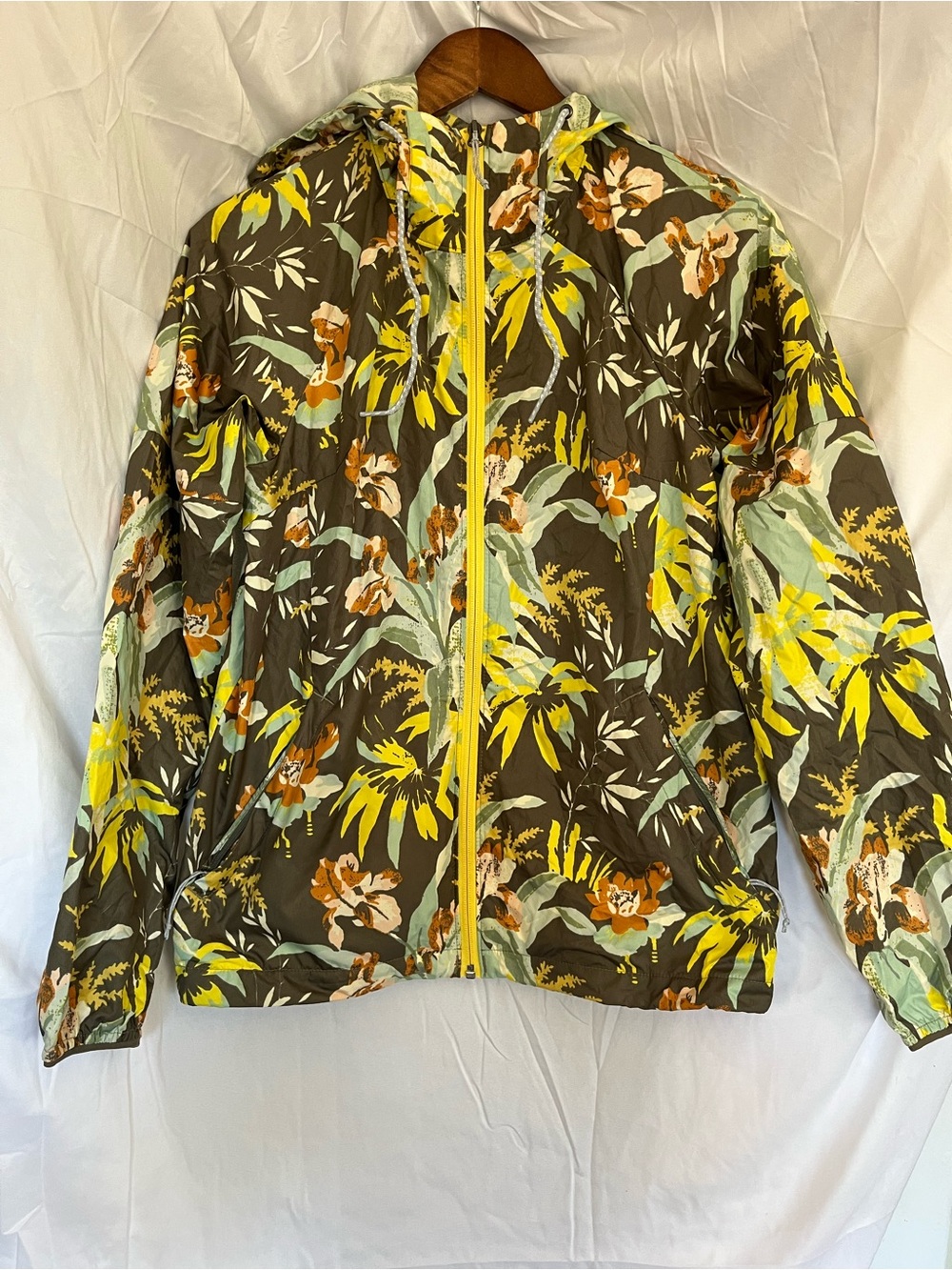 Columbia women’s Floral Travel Packable Hooded Rain Jacket XS Zippered Pockets